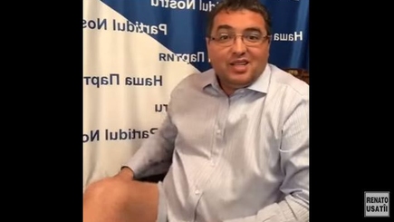 «А король-то голый» – Ренато Усатый для видеотрансляции забыл надеть штаны (Фото)