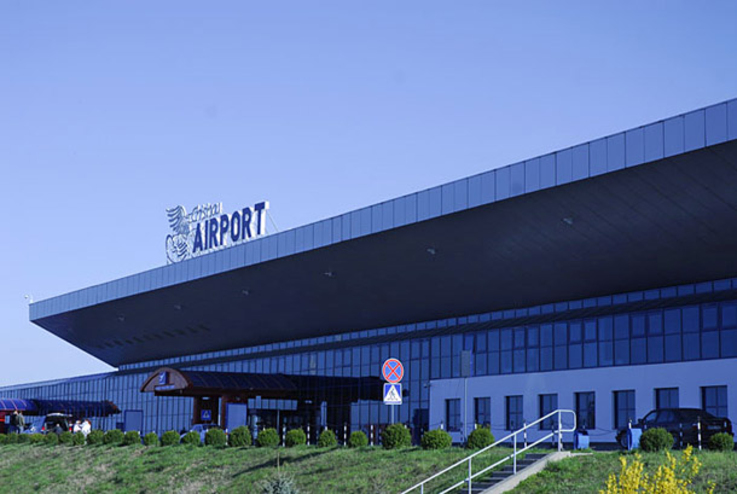Контрабанда сигарет в молдавском аэропорту