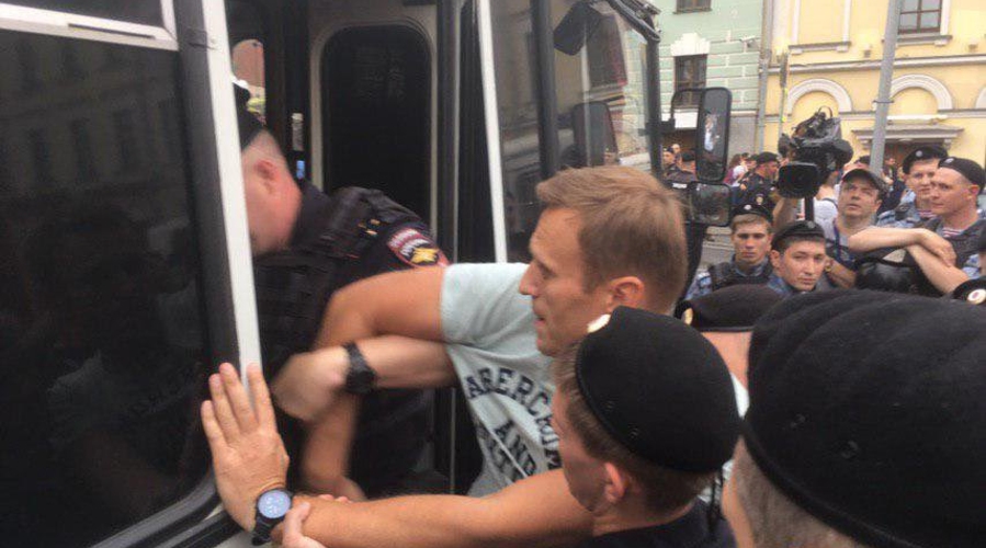 В Москве во время акции в поддержку журналиста Голунова задержали более 90 человек, среди них Навальный
