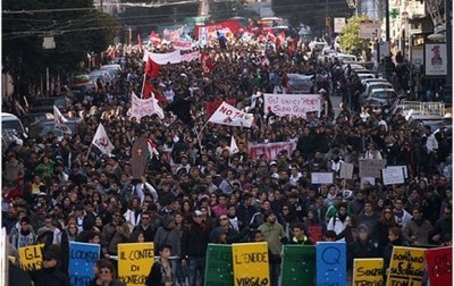 Митингующие в Испании и Италии рвут флаги ЕС