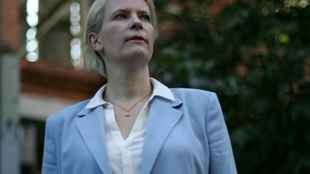 Блогер Илья Варламов внес свой вклад в предвыборную кампанию в госдуму России.