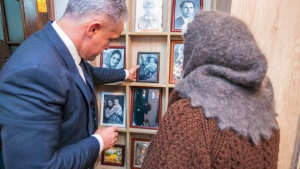 Влад Плахотнюк посетил родной дом в селе Грозешты. Вместе с мамой и трeмя сестрами вспоминали его детство