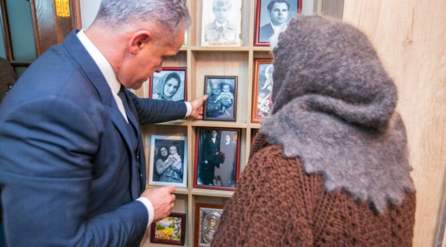 Влад Плахотнюк посетил родной дом в селе Грозешты. Вместе с мамой и трeмя сестрами вспоминали его детство