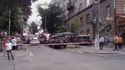 В центре Киева прогремел взрыв: Повреждены машины и фасады зданий