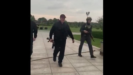 Президент Лукашенко и его несовершеннолетний сын взяли в руки автоматы