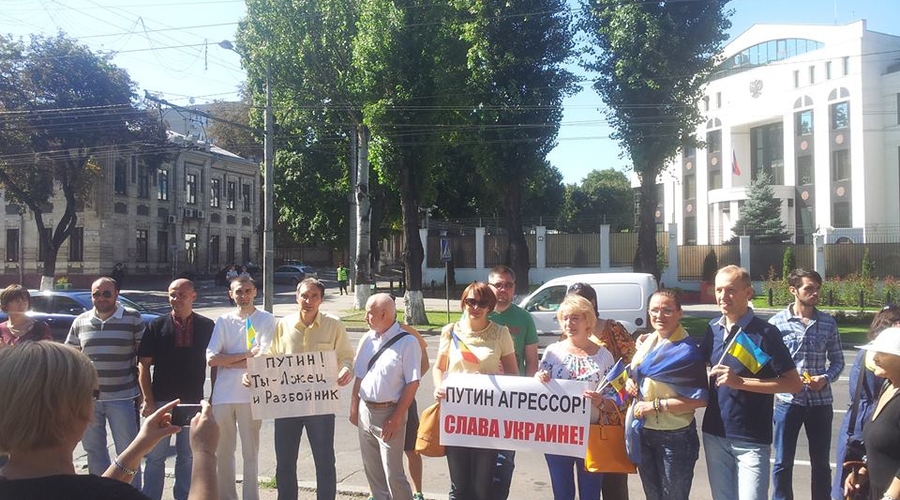 У посольства  РФ в Кишиневе прошла акция протеста в знак солидарности с Украиной