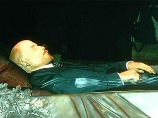 Мавзолей облили святой водой