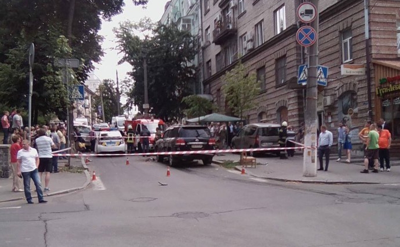 В центре Киева прогремел взрыв: Повреждены машины и фасады зданий