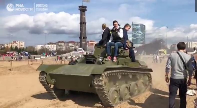 Момент наезда танка на посетителей фестиваля в Петербурге попал на видео