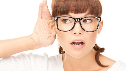 Посольство Словакии подарило нуждающимся кишиневцам слуховые аппараты и тонометры