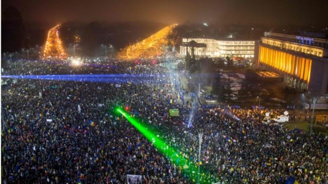 Сотни тысяч людей в Румынии требуют отставки правительства