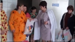 Кандидат в мэры раздает  пустышки и памперсы и призывает к равенству полов