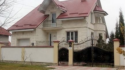 Элитное жилье и семейный бизнес лидеров партий-кандидатов в парламент