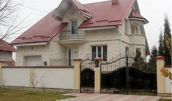 Элитное жилье и семейный бизнес лидеров партий-кандидатов в парламент