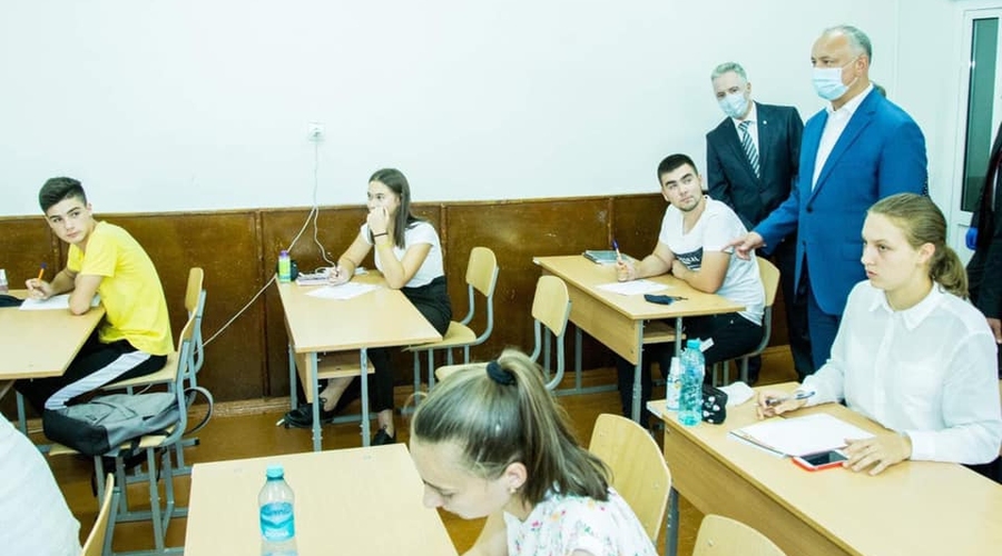 Президент поддержал министра просвещения, который запретил посторонним доступ в учебные заведения