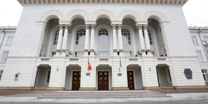 А.Стояногло добровольно уходить не хочет: он открыл свой 