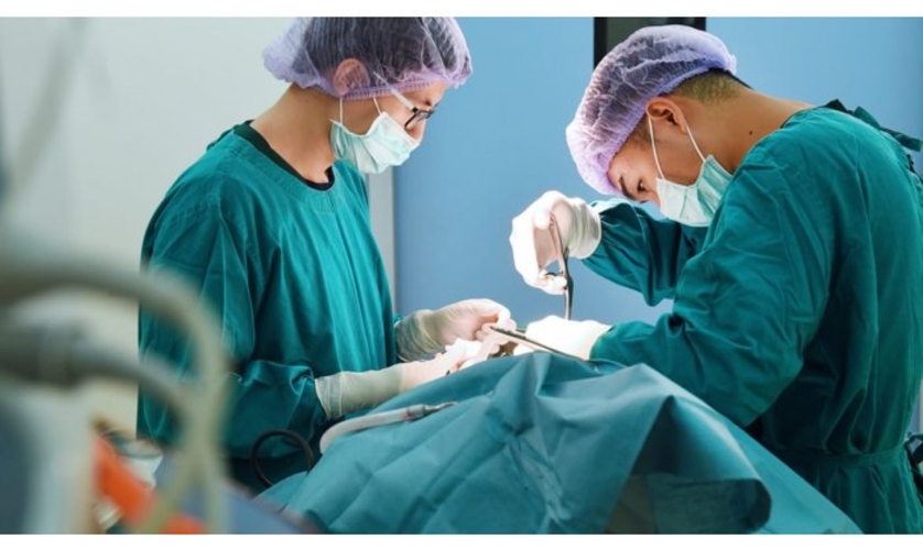 Зарплату персонала медико-санитарных учреждений повысят с 1 октября