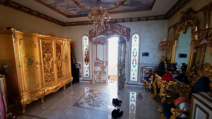 Какая неожиданность: у гаишника - золотой унитаз!