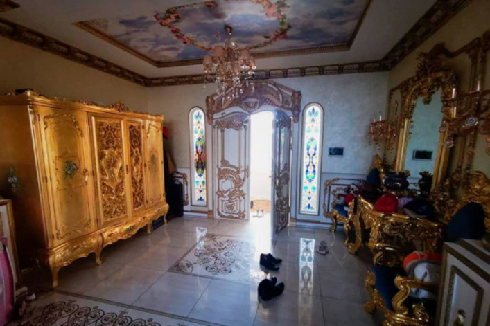 Какая неожиданность: у гаишника - золотой унитаз!