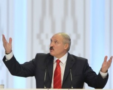 Лукашенко объявил, что превзошел Путина: поймал в реке Припять сома весом 57 кг